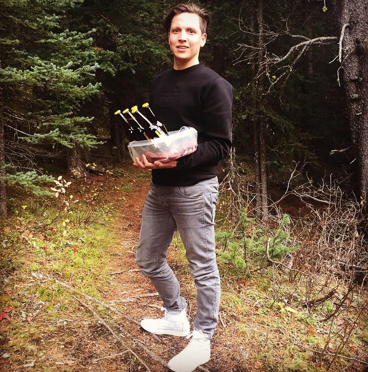 EtenMetMara's tweet photo. Syrco Bakker bedenkt met Canadese chefs een gerecht met Alberta Beef. Hier de bloedserieuze voorbereidingen. http://t.co/SGhYHqUjlD