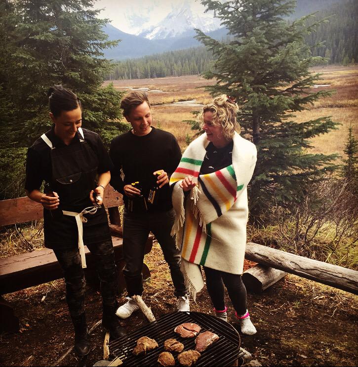 EtenMetMara's tweet photo. Syrco Bakker bedenkt met Canadese chefs een gerecht met Alberta Beef. Hier de bloedserieuze voorbereidingen. http://t.co/SGhYHqUjlD