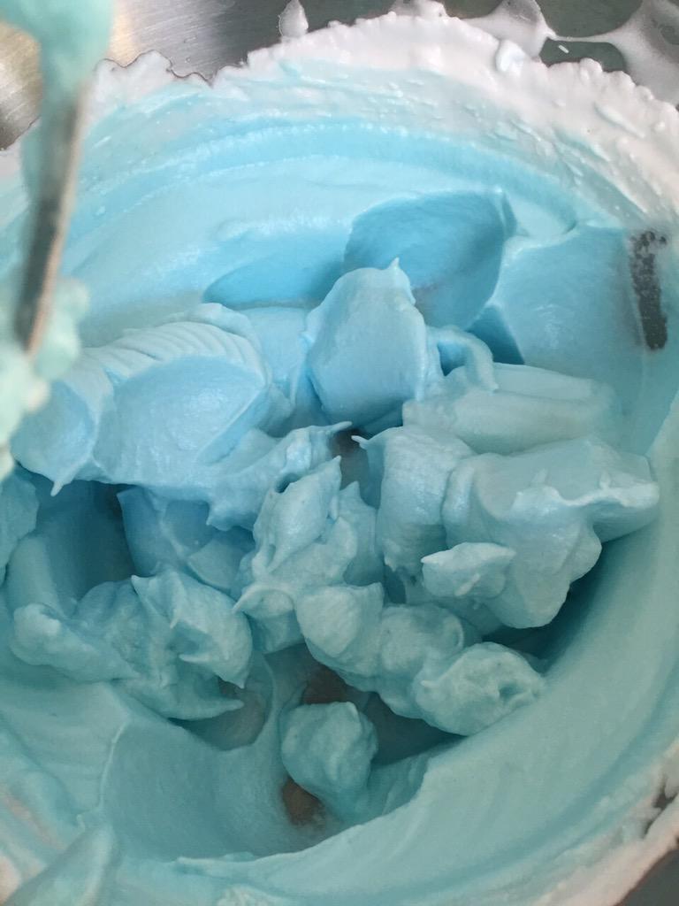 StephRosPhoto's tweet image. @BenefitUK macaroons third attempt. Use a blender for almonds not a sieve 🙈 #bakingblunders #GBBO #GBBOFinal