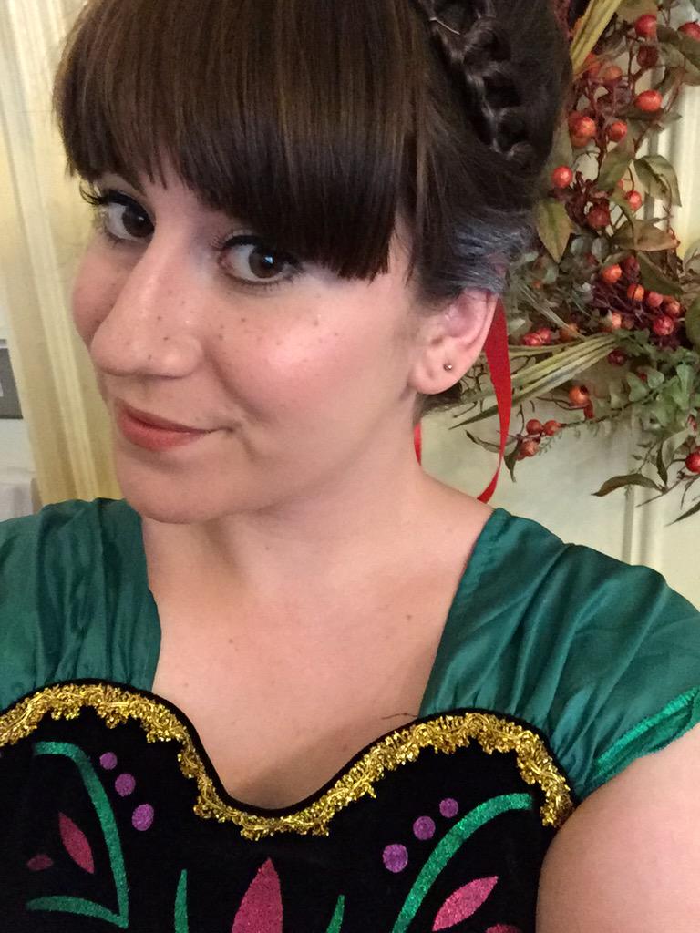 TheAllieEffect's tweet photo. Currently waiting for my bus looking like this... #frozen #fiveatheart http://t.co/1G7IZptv8Z
