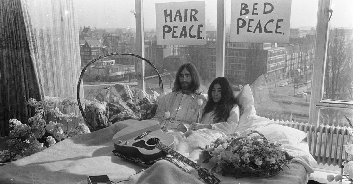 Nella Foto Yoko Ono con John Lennon.