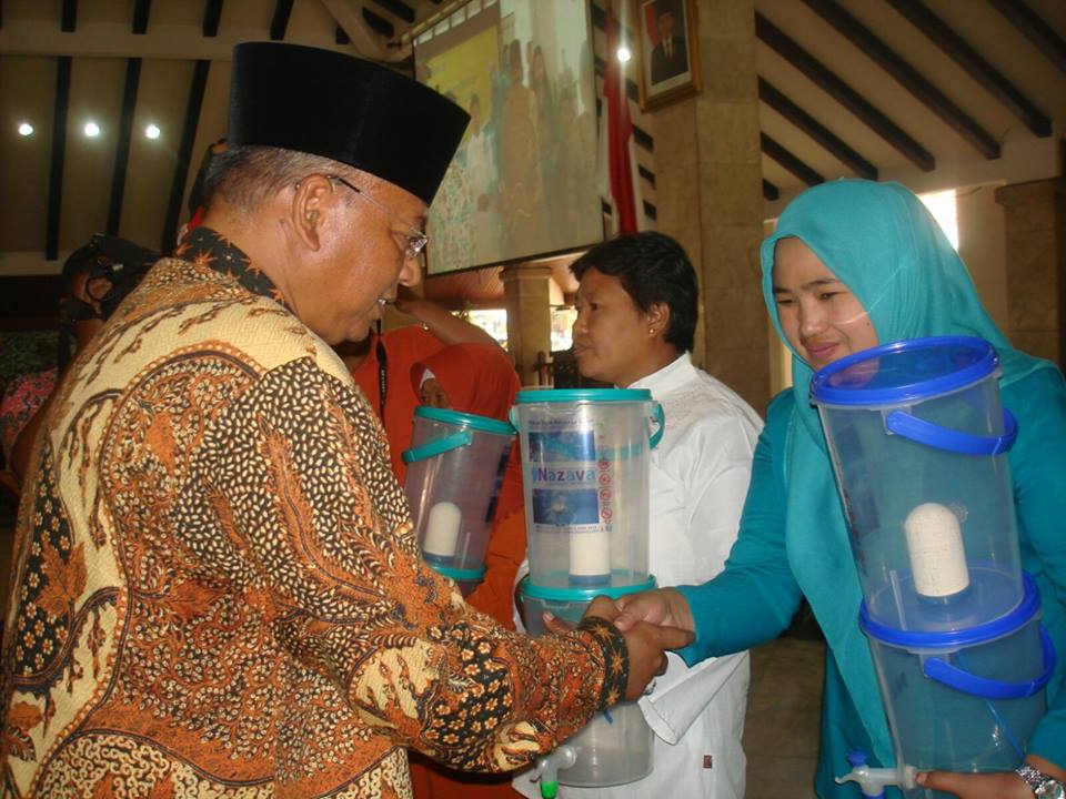 Big thanks to the regent of Malang, <a href="/pak_rendra/">H. Rendra Kresna</a> to provide water filters to healthworkers in East Java <a href="/GAINalliance/">GAIN</a>