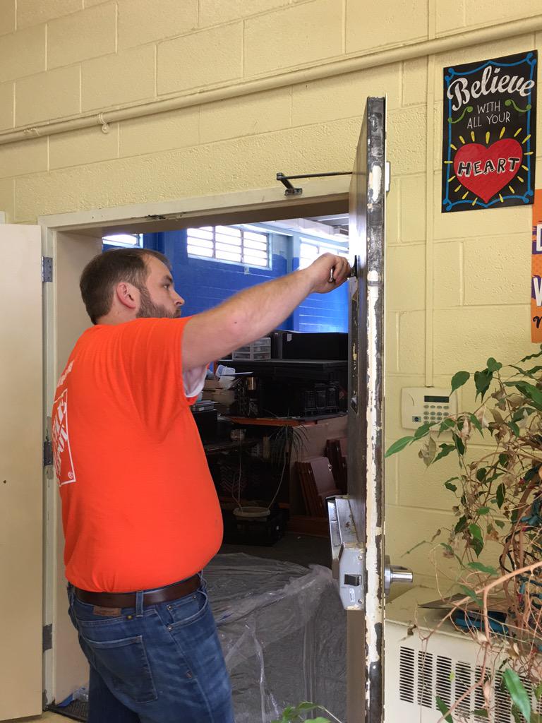 djschneider231's tweet photo. District 149 Team Depot event @ the Fairfield Boys &amp; Girls Clubs
#D149givingback#engaged
@MattGilreathHD http://t.co/5R3uYuoJB5
