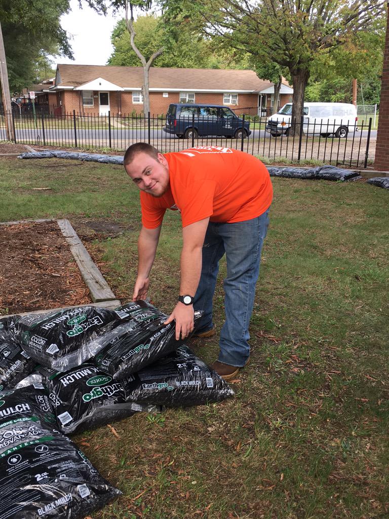 djschneider231's tweet photo. District 149 Team Depot event @ the Fairfield Boys &amp; Girls Clubs
#D149givingback#engaged
@MattGilreathHD http://t.co/5R3uYuoJB5