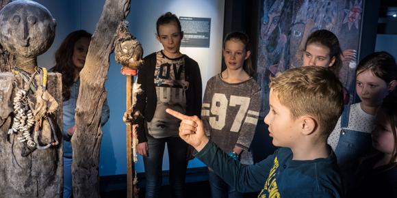 Ontdek details van objecten met een vergrootglas tijdens de speurtocht 'Vergroot je kennis' bit.ly/1FKK4K0