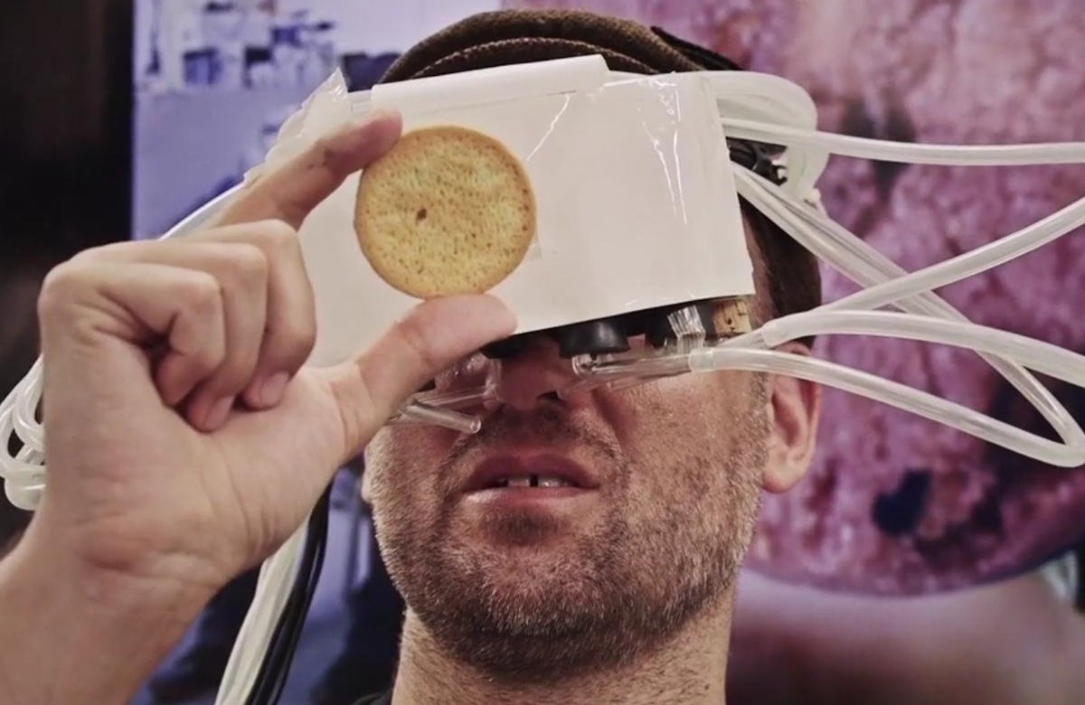 motherboard's tweet photo. This weird VR headset can change the taste of your food:
http://t.co/Ghiu2h6tv3 http://t.co/0ZCJBp8E7G