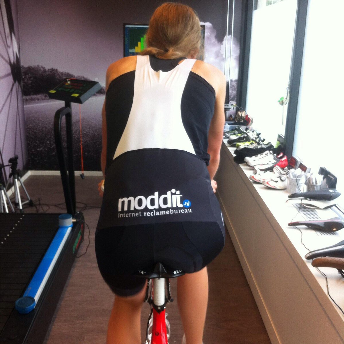 ArjanvdZande's tweet photo. Yesss essax SHARK! @iriberrijon @essaxtwtr @sportpodonu @custom4us #customFORCE !! #podobikefit http://t.co/FjswHhrypL