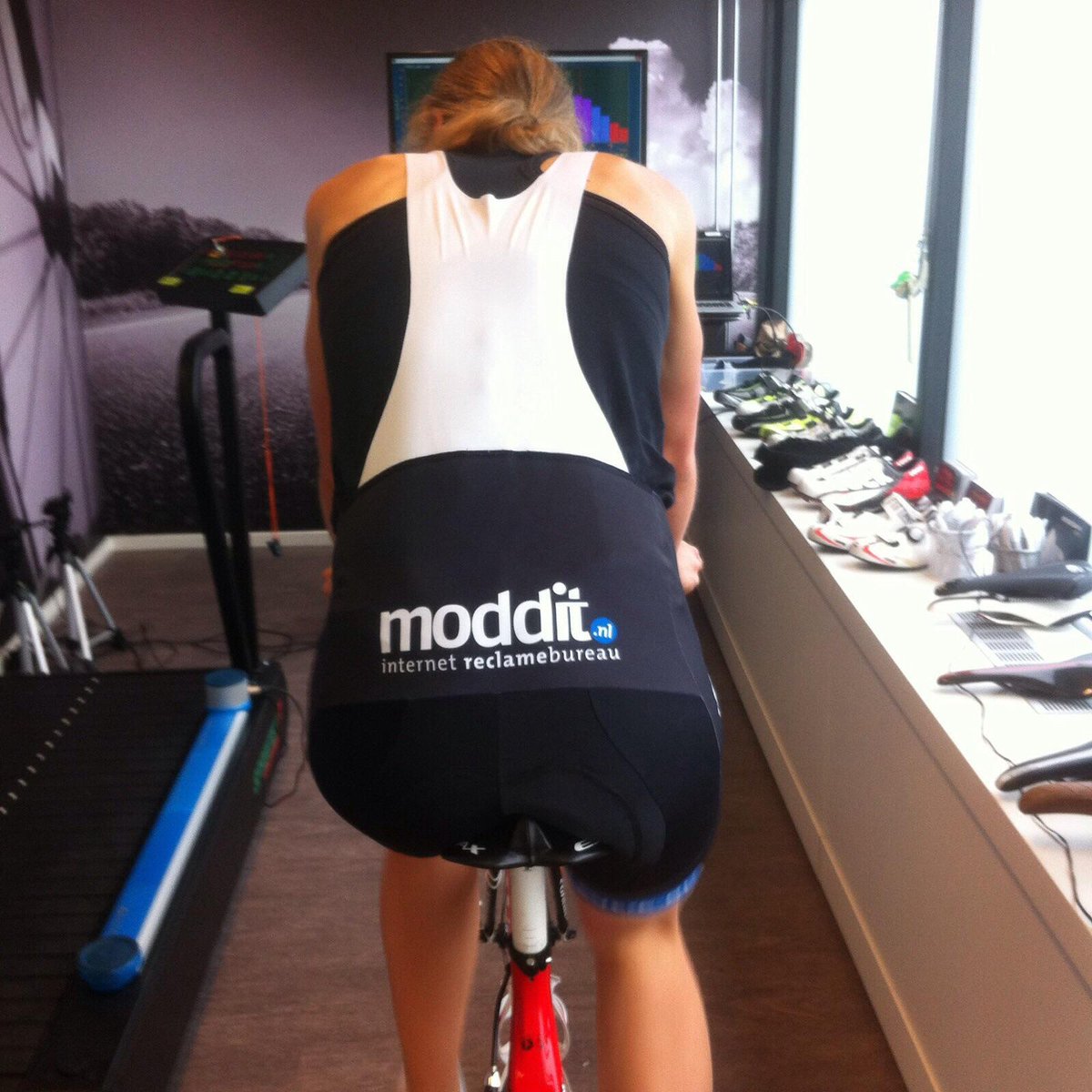 ArjanvdZande's tweet photo. Yesss essax SHARK! @iriberrijon @essaxtwtr @sportpodonu @custom4us #customFORCE !! #podobikefit http://t.co/FjswHhrypL
