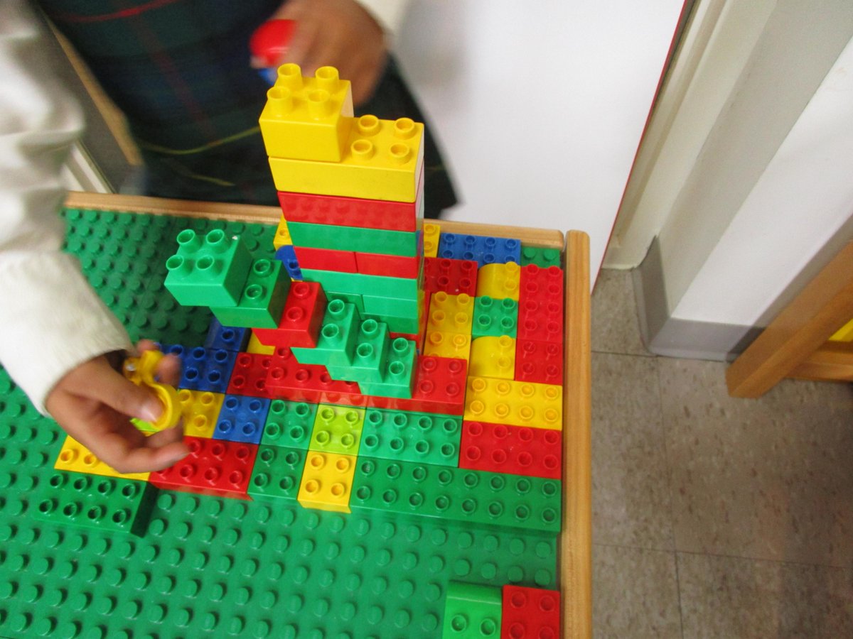 CathyisRetired's tweet photo. JK/SK students #buildingexploration #designthinking http://t.co/mLeNrkWQ1i