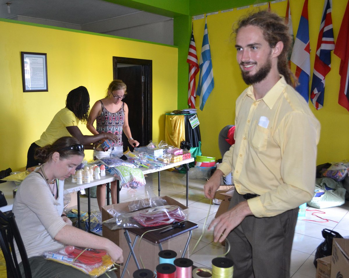 SHAREOperation's tweet photo. Our volunteers helping to preparing the packages for World Homeless Day. #OperationSHARE http://t.co/idB6Ih99V4