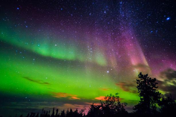 DailyMirror's tweet photo. The Northern Lights WILL be visible in these parts of the UK tonight
http://t.co/H5I9hOM3NN http://t.co/qb3JqhM1ba