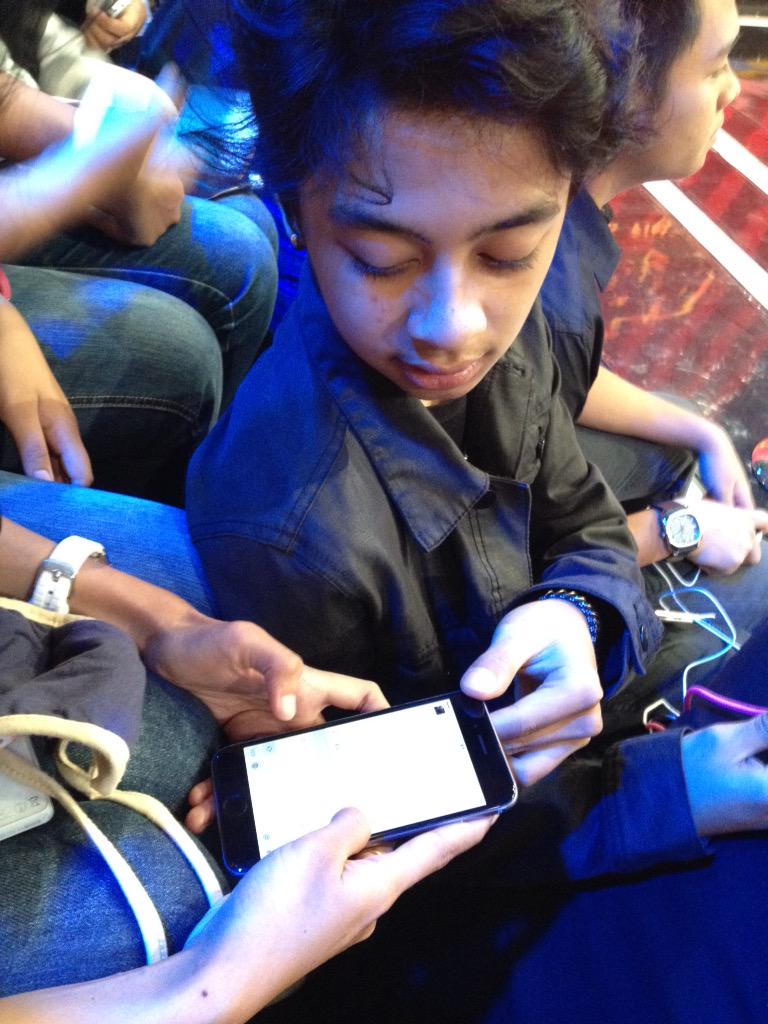 Tangan nya admin ini looohh😜😝😛
"ketikan tweet di akun ku kak" --- "tapi kalo ada line geser2 aja" <a href="/bastiansteel/">Bastiansteel</a>