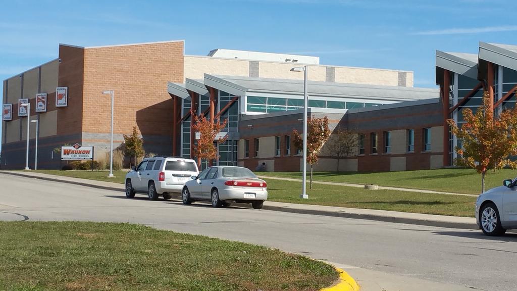 hillvamstad's tweet photo. Always great talking with students and Center Director, Erica, at Waukon high school! #niccbebold @neiowacc http://t.co/ylbx1XXqDN