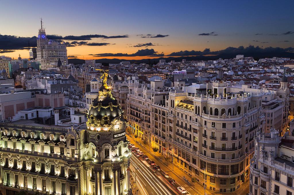 jmlopez_spinola's tweet photo. "Metrópolis"
View of Metrópolis building and Gran Vía street 
#Madrid #photography #art #cityscape #beauty http://t.co/NrROo3bmCV