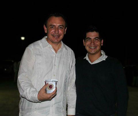 JBPostres's tweet photo. Gracias al rector de la @ucaribeoficial por apoyar él proyecto en expansión #JBPostres #SoyUnicaribe 👌🍫🎉👏 http://t.co/WSt3s9XN0k