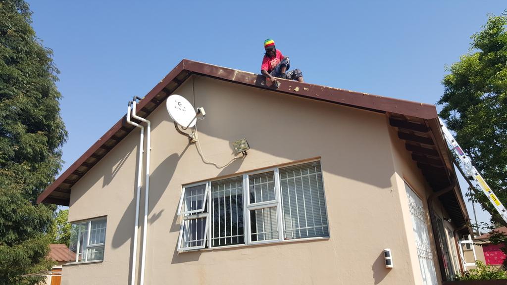 mrcprojects's tweet image. Today aswell sanding down facial boards on roof. Prepare them for the paint work tomorrow. Also in Hennops Park.