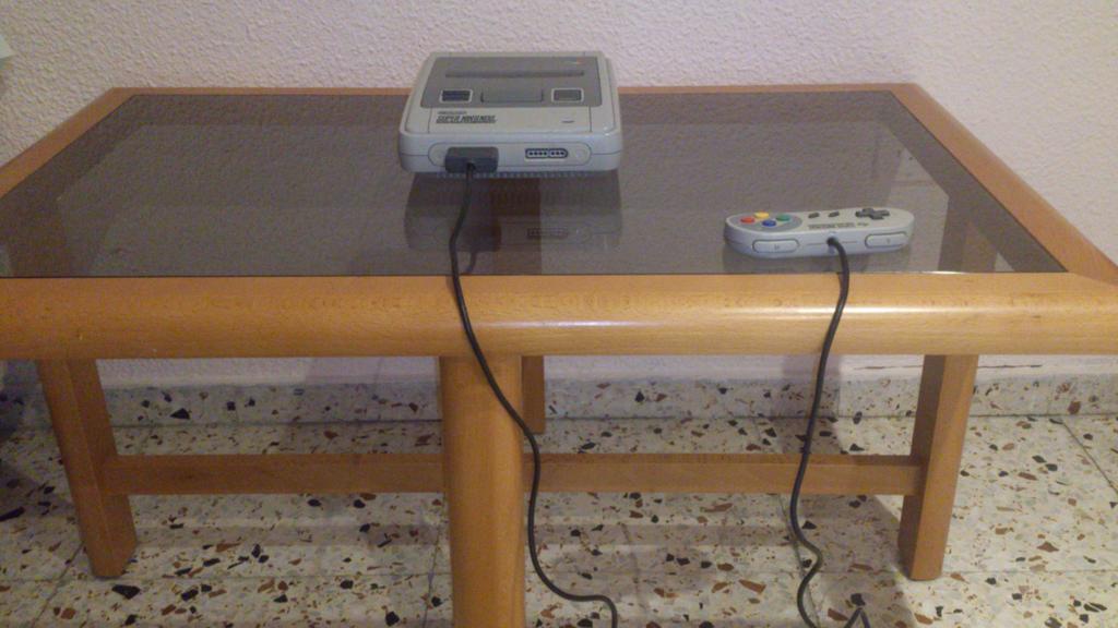 AleixKingslayer's tweet photo. Resucito esta cuenta para que veáis la Super NES que me ha regalado mi querida @DayBecomesNight  REGALAZO! http://t.co/7ypT0X0dIz