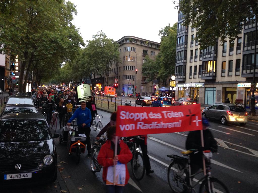 Bestimmt 1000 Leute hier. #demo #koeln #radverkehr