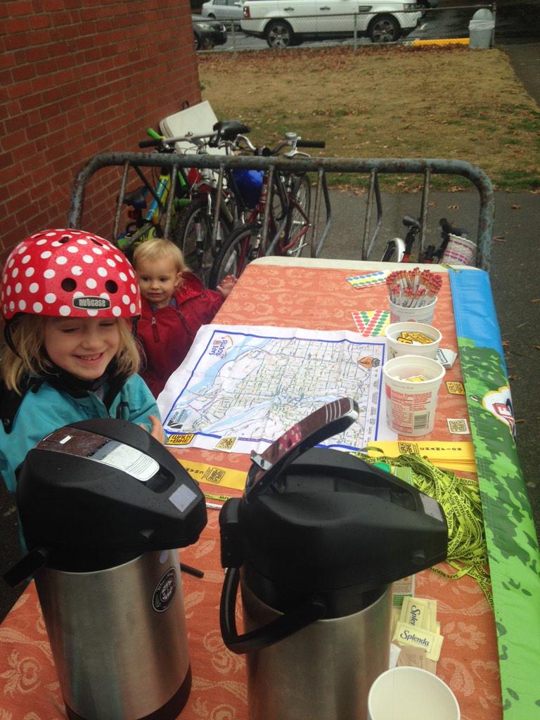 OliverSmith78's tweet photo. Big ups to all who showed up for #walkandbiketoschoolday #walkbikeroll #pdx #CreativeScienceSchool http://t.co/ldma6Dv28D