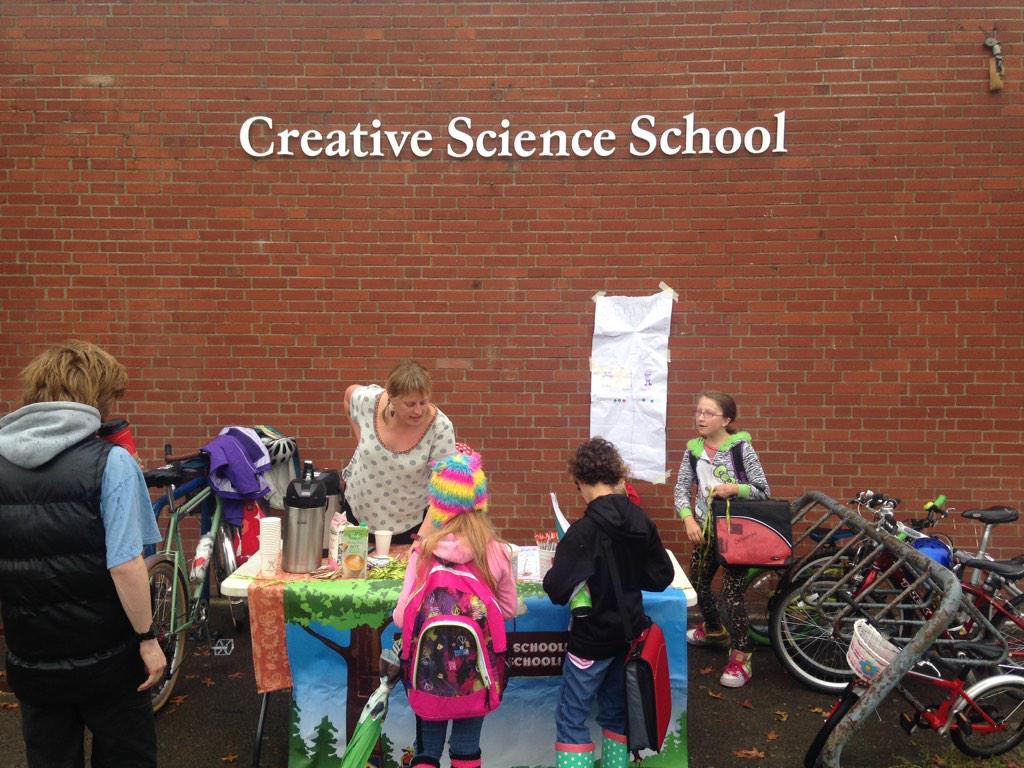 OliverSmith78's tweet photo. Big ups to all who showed up for #walkandbiketoschoolday #walkbikeroll #pdx #CreativeScienceSchool http://t.co/ldma6Dv28D