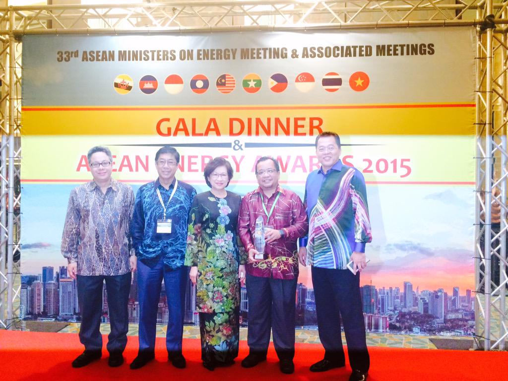 tnb_es's tweet photo. #TNBES received award as 1st Runner-up Category On-Grid-Local Grid at 2015 AMEM for SHS KEMAR, GERIK, PERAK http://t.co/CQ8vaisnK8