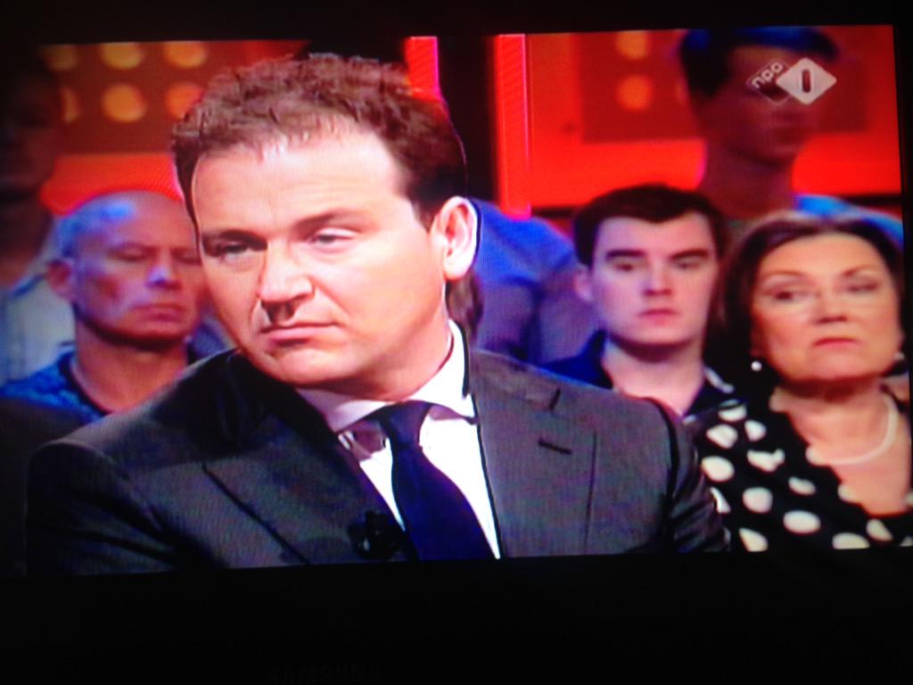 Fout uitgelicht @dwdd Asscher met enge Hitlersnor