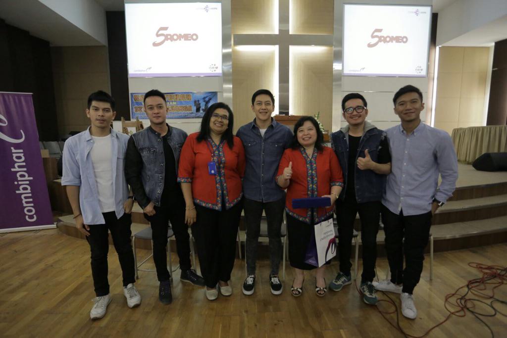 adhyraLR's tweet photo. #combihope keliling Bandung day 1. Thx SMAK 2 BPK Penabur 😊 http://t.co/x1NDyPCcPw