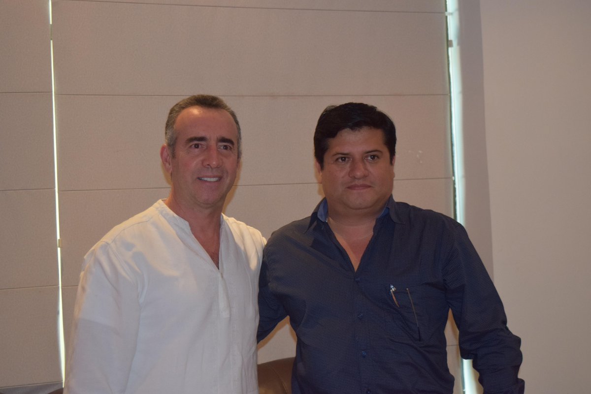 FcoZorrilla's tweet photo. Gran disponibilidad Arq. Erik Enrique Aguilar Pdte. @CmicChiapas , en apoyar los Concursos para #JóvenesEmprendedores http://t.co/IslnyaWXeY