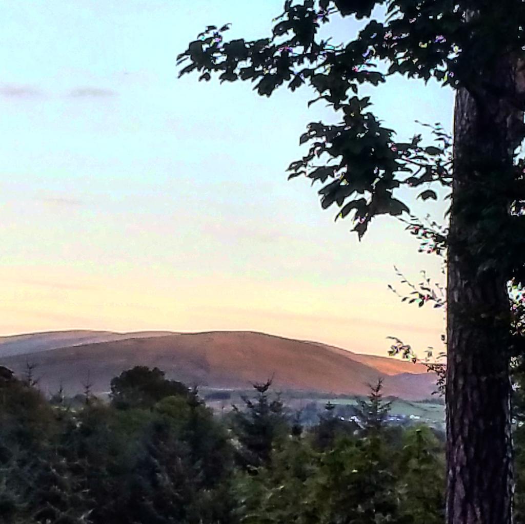 @barrabest @newslineweather #TheSperrinMountains are lovely n sunny tonight