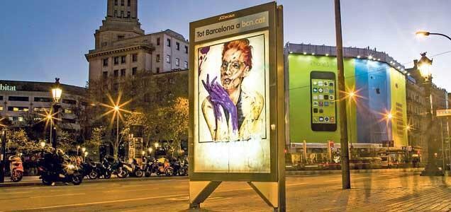 CarlaUso's tweet photo. #Vermibus #ArteUrbano #DissolvingEurope Uso la ciudad para presentar información, critica #CanonEstetico #Consumo http://t.co/U6DSqRVjpk