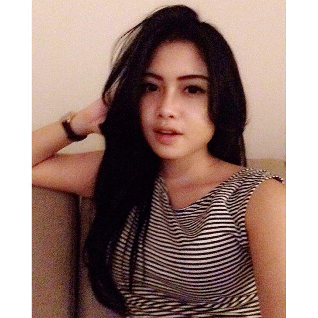 hayy tia abis nyepongin titit ade dr jam 1 sampe jam set6 loh dia itu istimewa bgt kecil tp lama keluarnya kukk gila