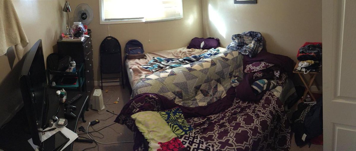 djarhei's tweet image. Ganire ang hitsura ng kwarto ng isang estudyante at isang empleyadong dalawa ang trabaho. #studentlife #doublejob