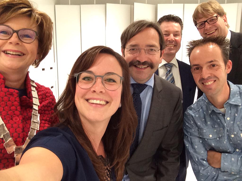 Burgemeester-Gouverneur-Projectleider-Wethouder-Interieurmaker-Ontwerper-selfie tijdens de opening @HuisvdGem 😊✌🏻️