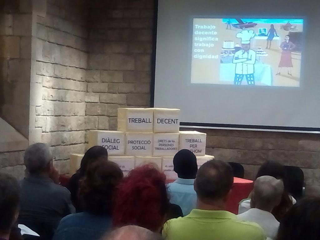 GOACBarnaSFeliu's tweet photo. 7 d 'octubre..jornada mundial del treball decent a barcelona #decentworkMMTC http://t.co/nJGVhEjW5r