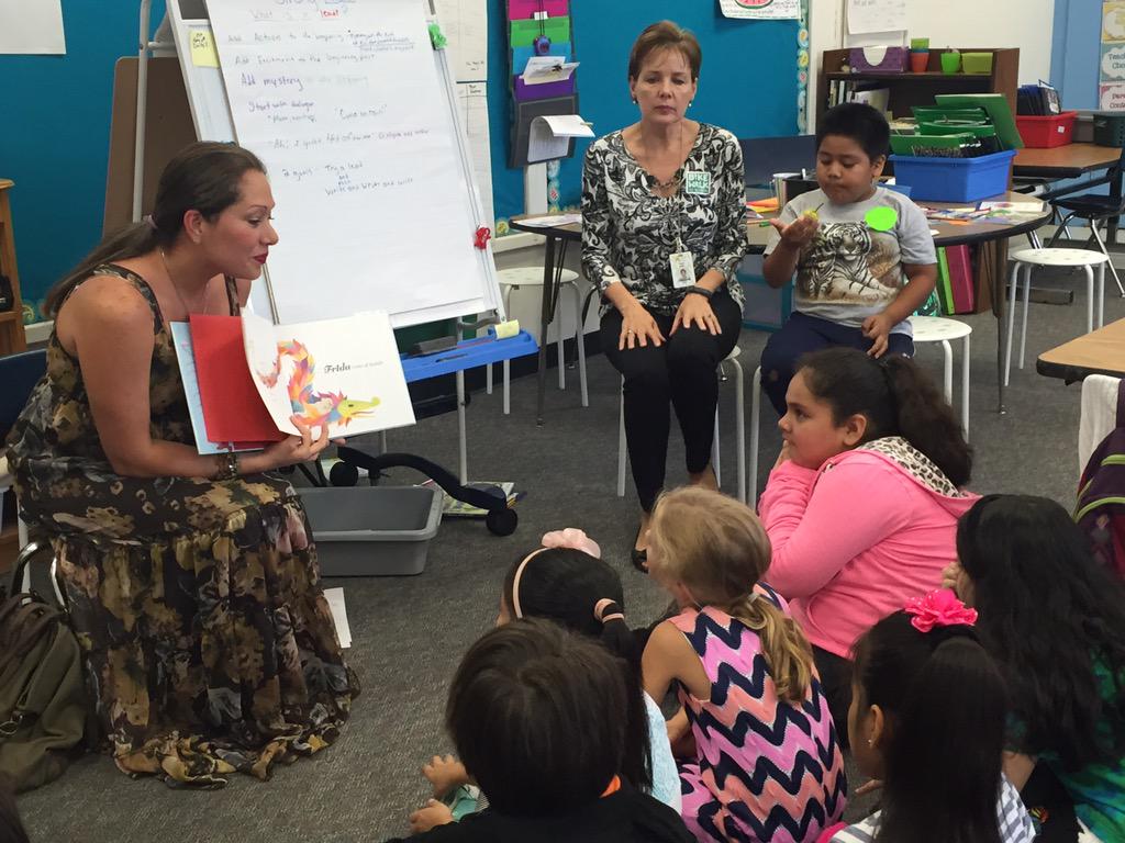 barretttigertv's tweet photo. #HispanicHeritageMonth #rovingreaders @dredding_arlva @APSVirginia http://t.co/lJsmqiGltv