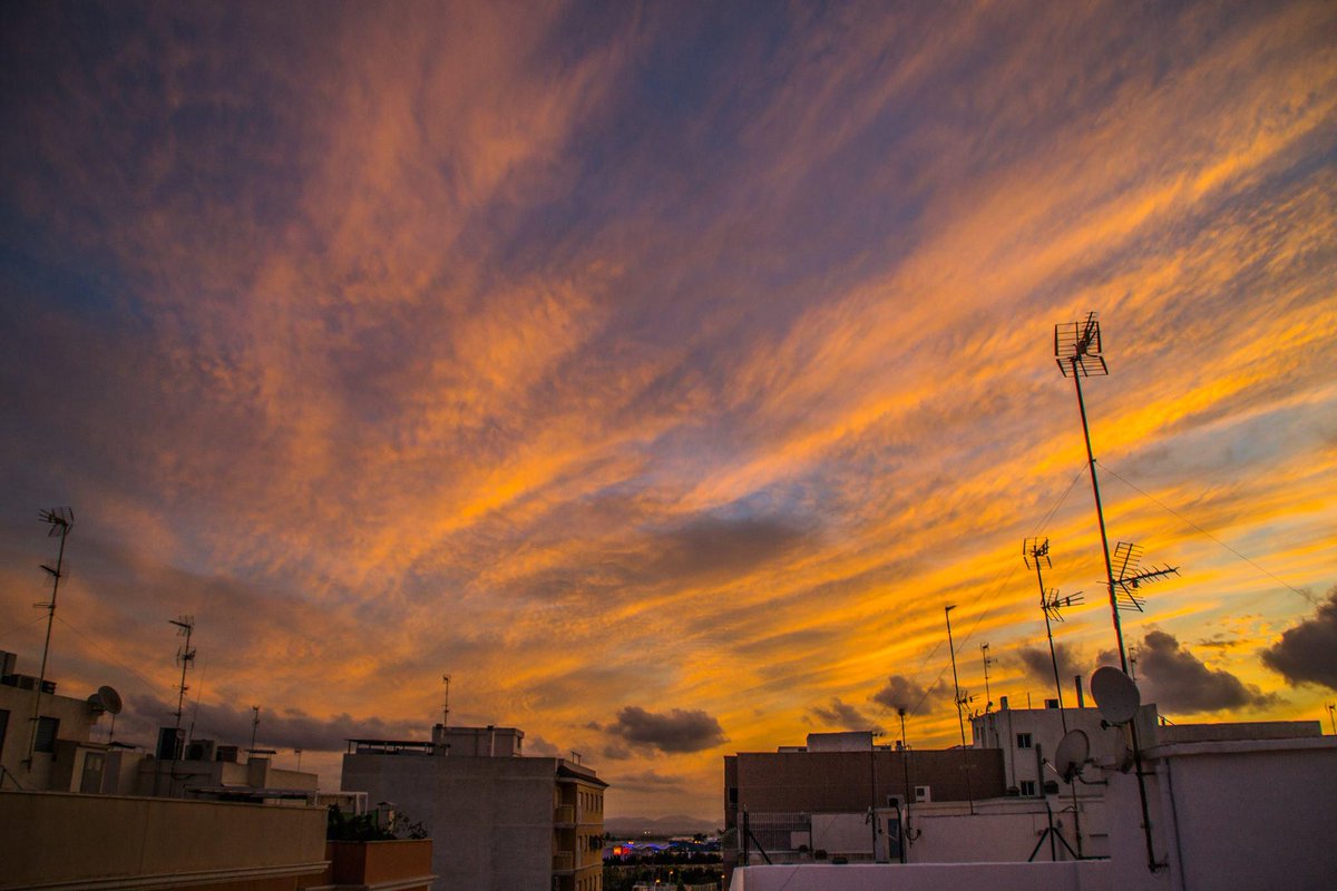 MeteOrihuela's tweet photo. ¡Atardecer en #Elche (#Alicante)!. A ver si se cumple el refrán: "Cel rogent, pluja o vent". Imagen: @Danielferrer28. http://t.co/DPw7ciX5ZK