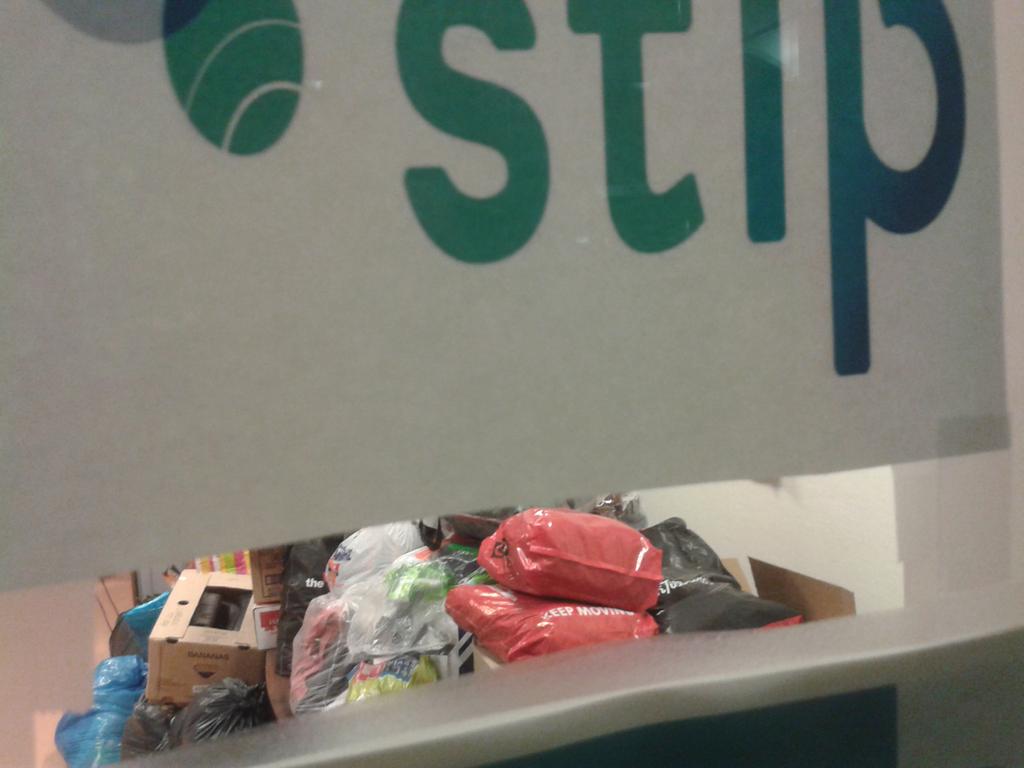 Stapels ingezamelde goederen vluchtelingen Heumensoord in het STIP in 't Hert #willemskwartier