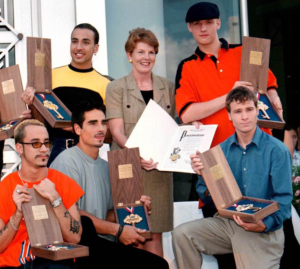 backstreetboys's tweet photo. Happy #BackstreetBoysDay, everybody!

On October 7th, 1998 we got the 🔑 to the City of Orlando. http://t.co/m0CcWQGr3k