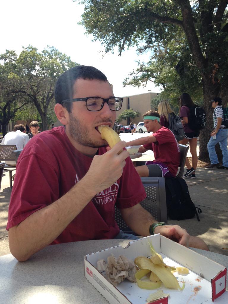 tamubananas's tweet photo. such great weather to be eating a banana!!!! http://t.co/t0RGPFcY6m