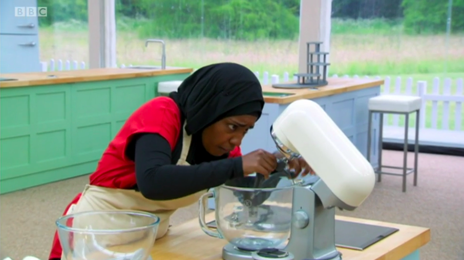 How did I get this far? I dont know how to put this thingy in #GBBO #BakeOff