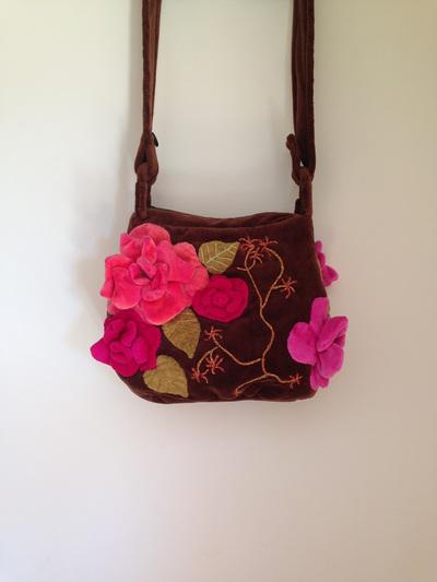JardindeMaud's tweet photo. Summer sweet @JardindeMaud 
#handcrated #bag #Cottonvelour #cotton #embroideries  #touchofgold #textileart #pinkrose http://t.co/sYv0ObuGY6