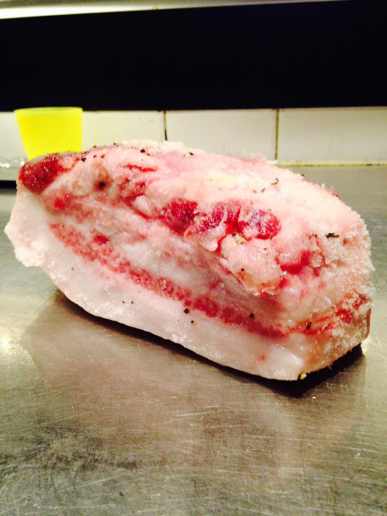 restaurantbyus's tweet image. Kinnebak spek in de pekel
6 dagen dan 8 uren roken, nog even geduld graag....