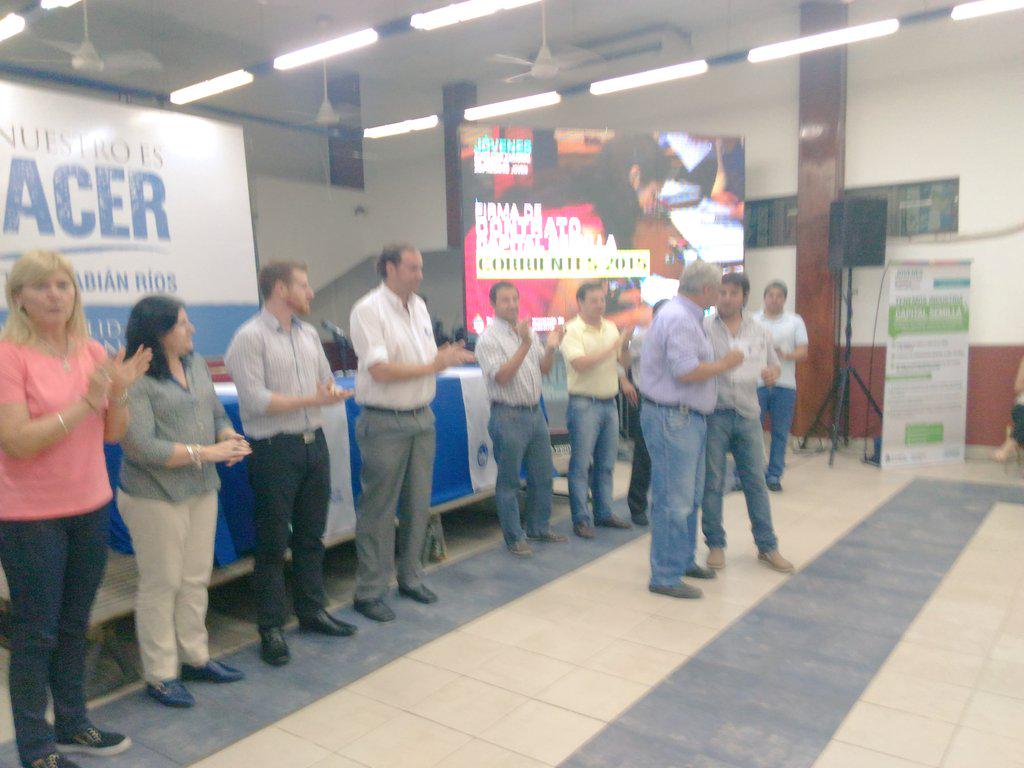 JustoEstoup's tweet photo. Acompañamos a @FABIANRIOS2013 en la entrega de certificados #CapitalSemilla #Corrientes2015
Cc @AtalivaLapro http://t.co/oQxZfBFeGZ