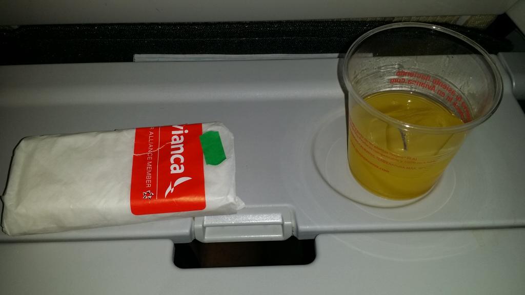 gdraque's tweet image. @Avianca do you even remember what a 7 hour flight meal looks like? I do, this doesn't look like it #flyingproblems