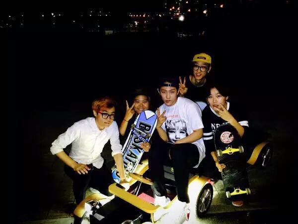 iKON_support's tweet photo. [PHOTO] #Donghyuk with his friends
©Realsonne
#iKON http://t.co/4rzlETVUDt