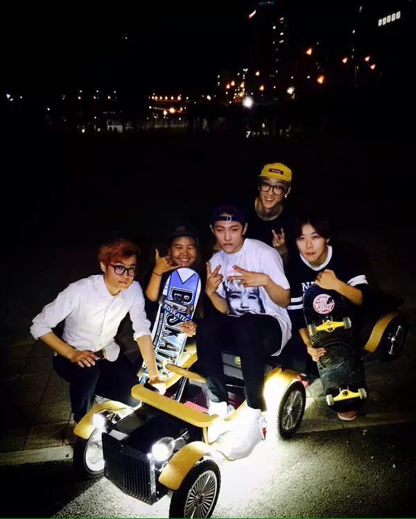 iKON_support's tweet photo. [PHOTO] #Donghyuk with his friends
©Realsonne
#iKON http://t.co/4rzlETVUDt