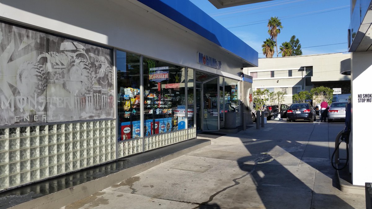 britenclear's tweet photo. Burbank Mobil is BriteNClear. We love being able to see when we get coffee early in the AM. Yayyy... #BriteNClear http://t.co/xNXQCx14Z2