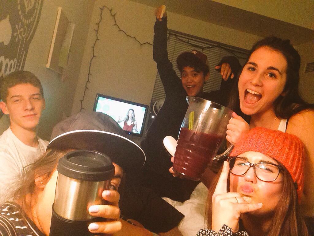 EsmeFaye's tweet photo. Quand tes chum de filles vienne ecouter #codef chaque soire pasque t la seul avec la tv au college #realtalk #drunk http://t.co/cN4gjwyFEp