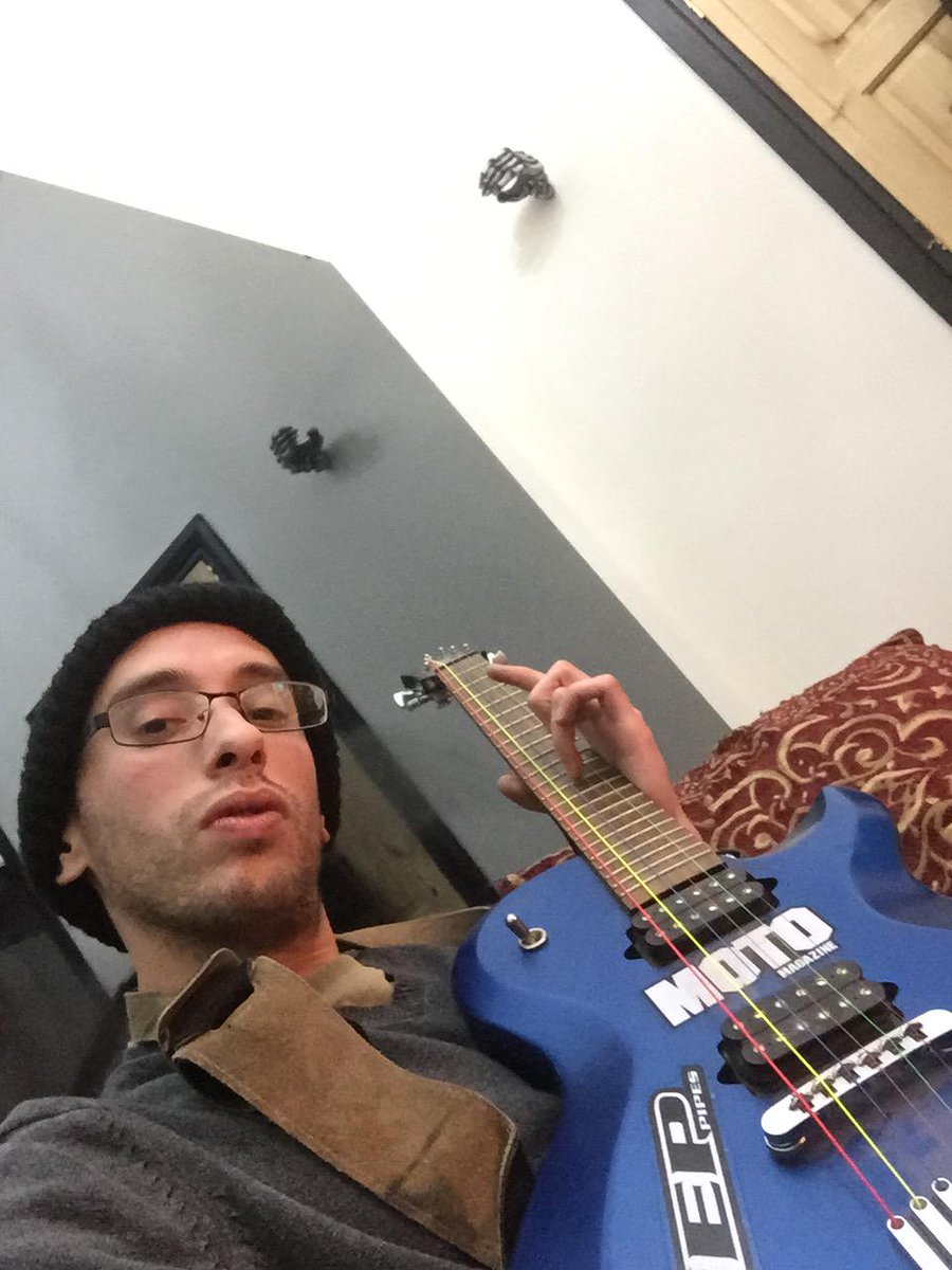 officialsmokee's tweet image. Smokee on the guitar #smokee