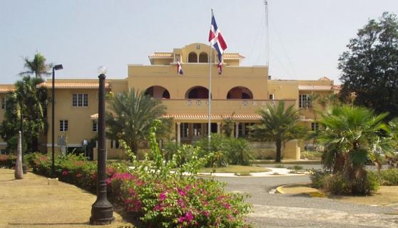 ElDia_do's tweet photo. Cancillería dominicana suspende a diplomático detenido en Nueva York
http://t.co/V7DYSek9yg http://t.co/3Ag18N1T0t